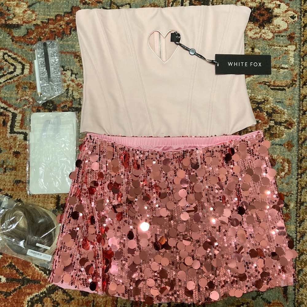 Sabrina Carpenter Costume